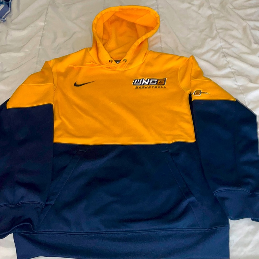 Nike / UNCG MEN CLASSIC HOODIE SIZE Small